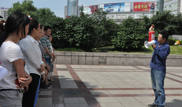華億國際安保部消防專業(yè)人員現(xiàn)場講解、演示滅火器的使用步驟
