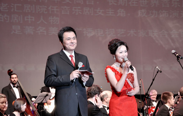 1主持人宣布2012新年音樂會開始.JPG