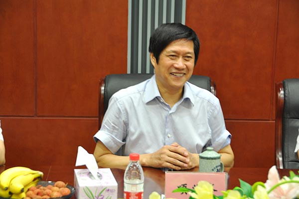 3.項(xiàng)義水董事長向市區(qū)領(lǐng)導(dǎo)匯報華億集團(tuán)經(jīng)濟(jì)發(fā)展?fàn)顩r.jpg