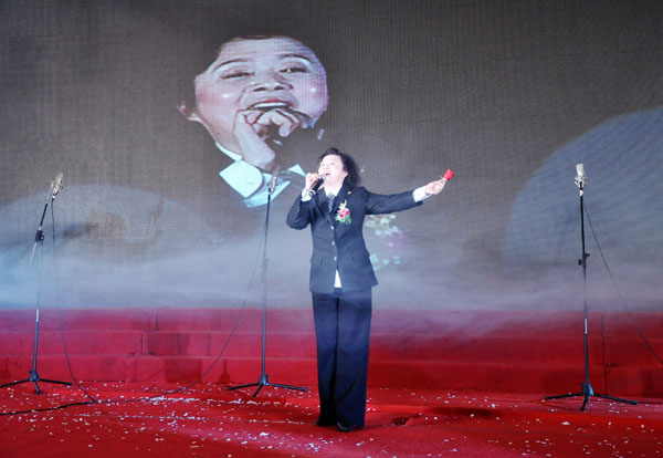 33華億集團副董事長章國琴女士一曲《今夜無眠》將大會氣氛推上了頂點.JPG