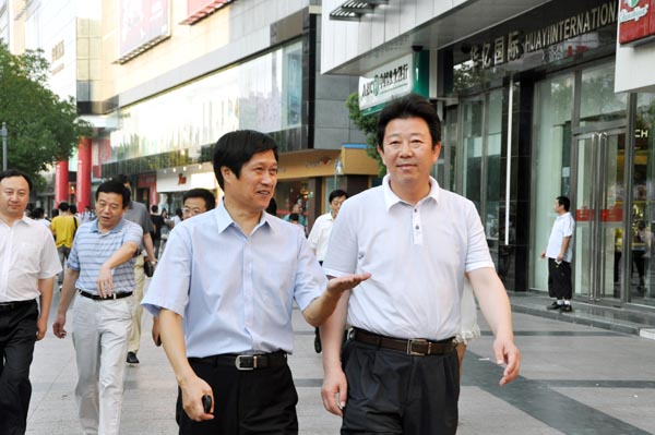 6.項董事長向客人介紹中山路黃金商圈的整體環境和華億國際的發展思路.jpg