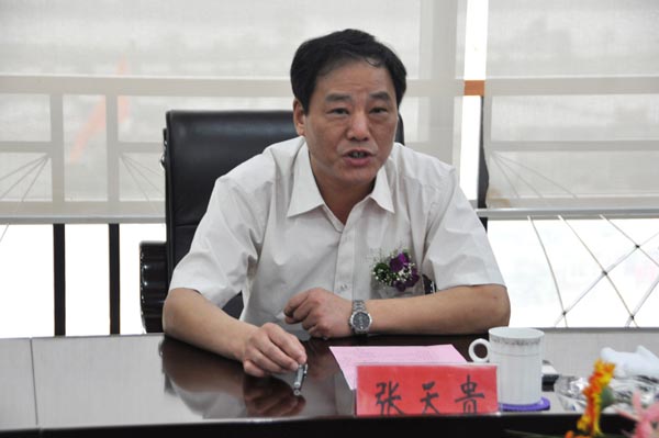 4.繁昌縣人大常委會(huì)副主任張?zhí)熨F對(duì)華億來荻港鎮(zhèn)投資表示誠(chéng)摯歡迎，并期望政府能積極配合項(xiàng)目順利開展.jpg