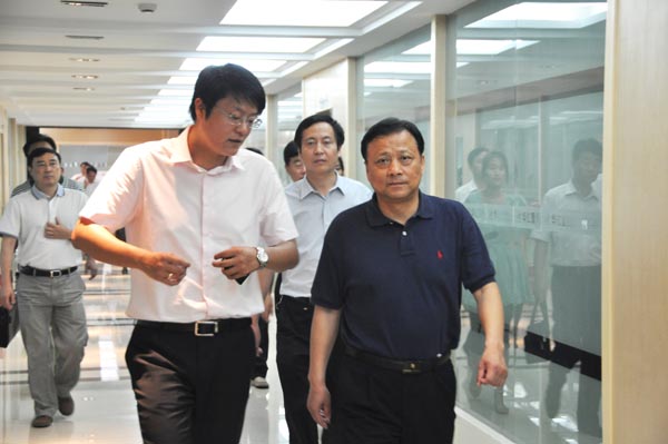 4.在華億置業公司，項領總裁向考察團介紹華億地產項目發展情況.jpg