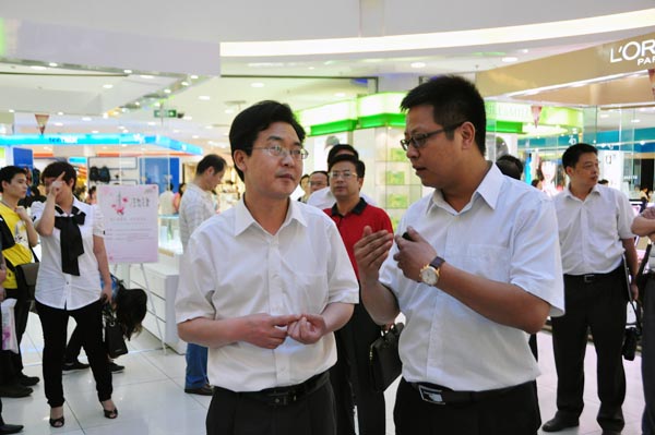 9.華億國際常務副總經理張樹華正在向鮑傳華同志介紹商場.jpg