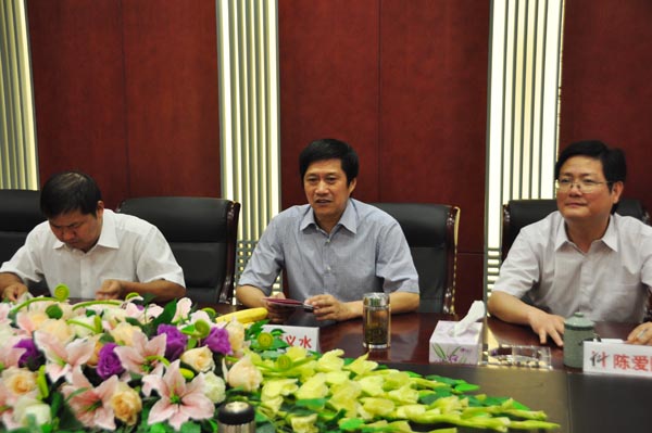 4.董事長項義水向考察組作企業介紹.jpg
