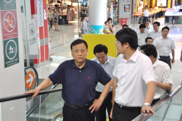 2.項領總裁向陳良平主席介紹華億商業廣場的運營發展情況.jpg