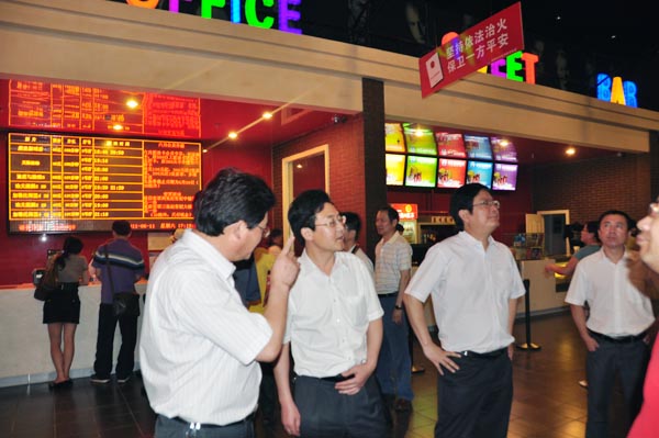 11.考察組對影城商業廣場店表示出很高的評價.jpg