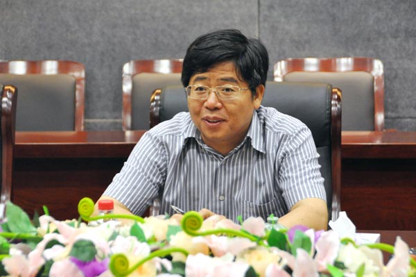 4.市委常委、副市長姜四清對鏡湖區(qū)各項(xiàng)工作表示贊許,對華億集團(tuán)的發(fā)展予以肯定,希望華億能夠繼續(xù)推動壯大鏡湖區(qū)現(xiàn)代服務(wù)業(yè)的發(fā)展.jpg