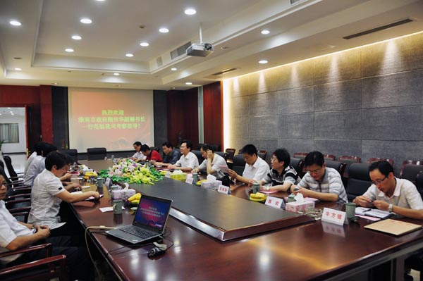 3.在集團會議廳，集團領導班子向考察組進行座談.jpg