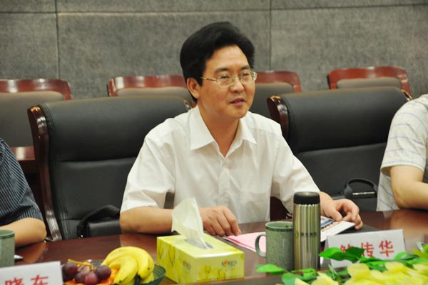 5.座談會上，鮑傳華副秘書長正在發表講話.jpg